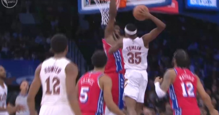 qyh-暴力美学！汤姆林切入单臂抡圆隔扣恩比德