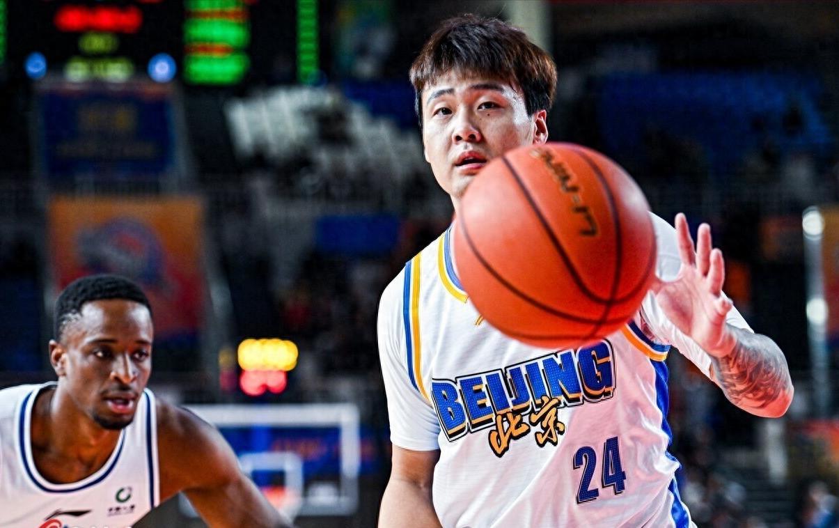 体育赛事社区-幸亏放弃赵睿！上海队二选一成功，辽篮三冠前锋太香，成全王哲林